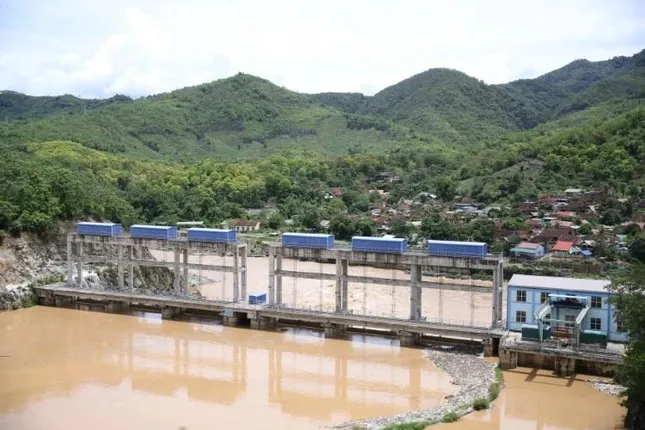 Mưa lớn kéo dài, 2 thủy điện ở Nghệ An xả lũ trong đêm ảnh 1