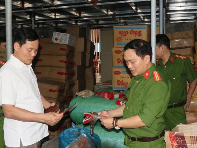 Thu hồi hơn 1 tấn bánh kẹo, bimbim tự dập hạn sử dụng ảnh 1