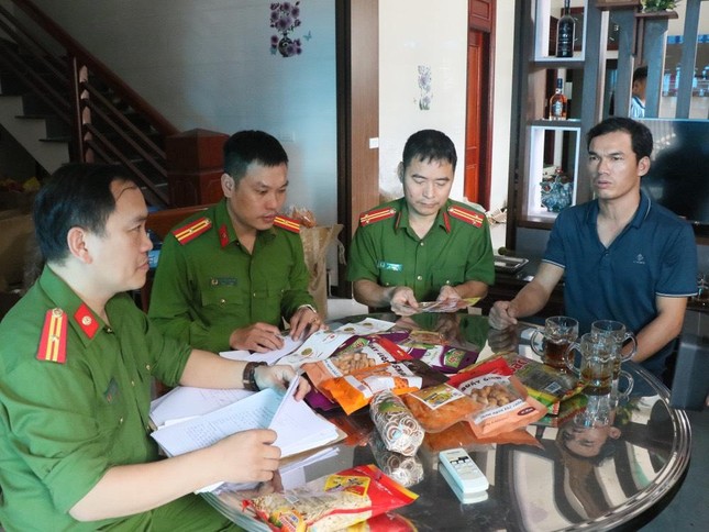 Thu hồi hơn 1 tấn bánh kẹo, bimbim tự dập hạn sử dụng ảnh 2