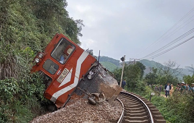 Tàu hỏa đâm xe tải gãy đôi, đường sắt Bắc - Nam tê liệt ảnh 1