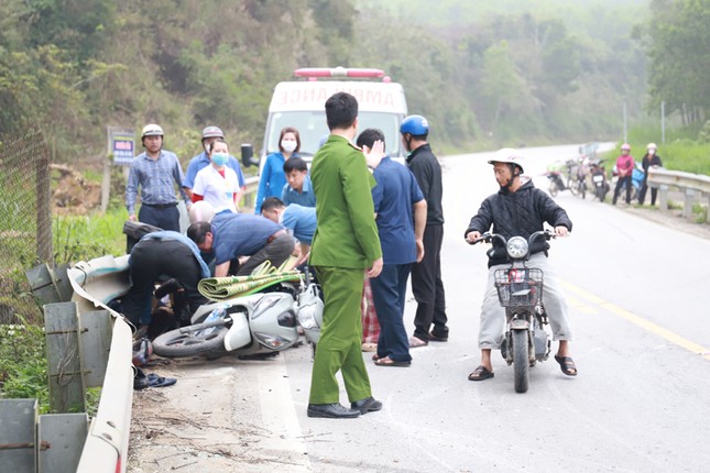 Va chạm với xe tải, hai mẹ con cô giáo tử vong ảnh 3