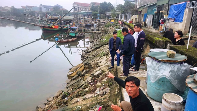 Tuyến đê sụt lún, uy hiếp hàng chục hộ dân ảnh 2