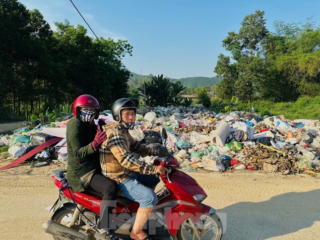 Hàng chục tấn rác tập kết bên bờ sông gây ô nhiễm ảnh 1