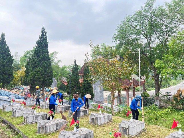 Tuổi trẻ Hà Tĩnh tri ân các anh hùng liệt sĩ ảnh 11