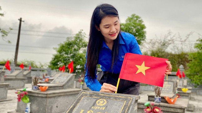 Tuổi trẻ Hà Tĩnh tri ân các anh hùng liệt sĩ ảnh 7