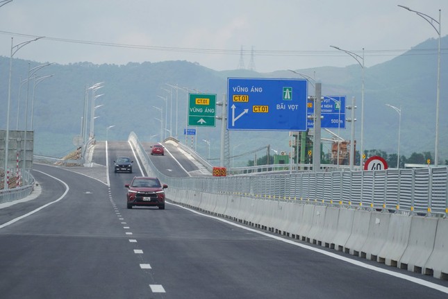Cao tốc qua Hà Tĩnh lượng xe tăng đột biến trong ngày đầu nghỉ lễ ảnh 4