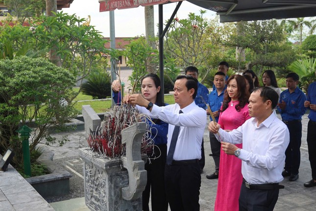 Hà Tĩnh tuyên dương 15 gương thanh niên tiên tiến làm theo lời Bác ảnh 4