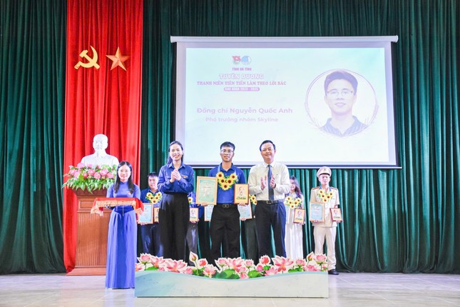 Hà Tĩnh tuyên dương 15 gương thanh niên tiên tiến làm theo lời Bác ảnh 5