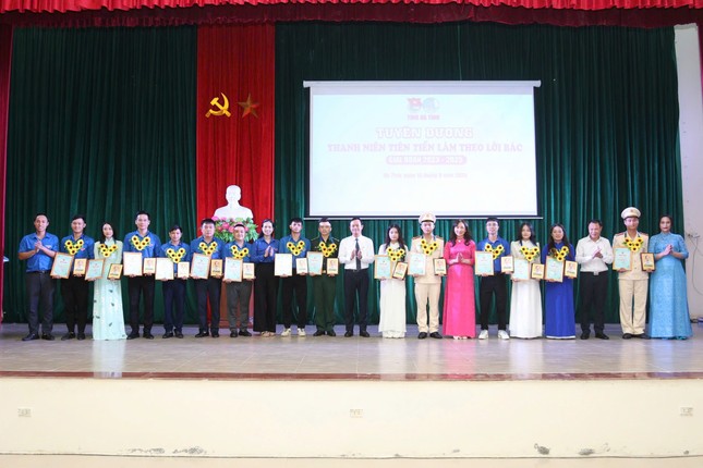 Hà Tĩnh tuyên dương 15 gương thanh niên tiên tiến làm theo lời Bác ảnh 6