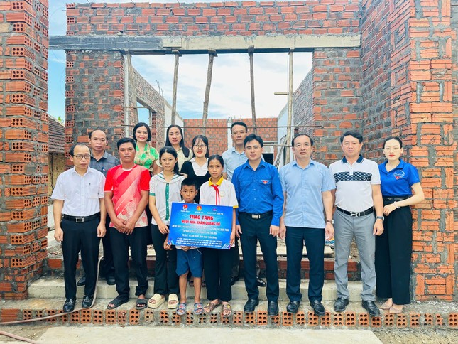 Thành Đoàn Hà Tĩnh trao tặng 3 ngôi nhà khăn quàng đỏ ảnh 1