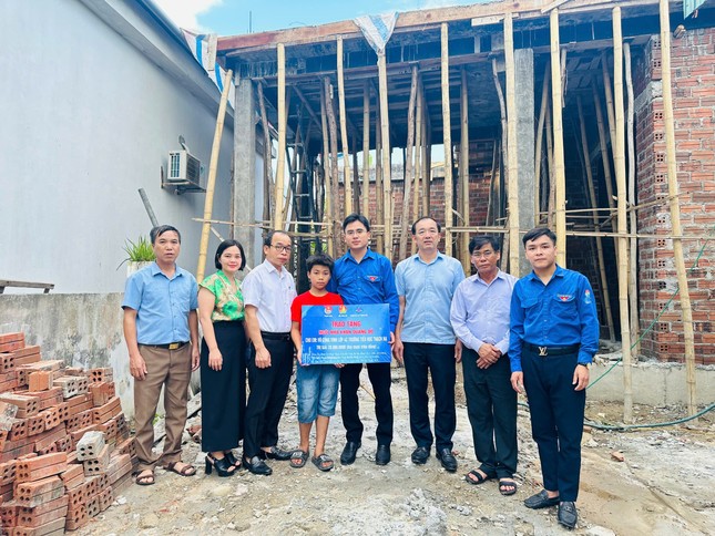 Thành Đoàn Hà Tĩnh trao tặng 3 ngôi nhà khăn quàng đỏ ảnh 2