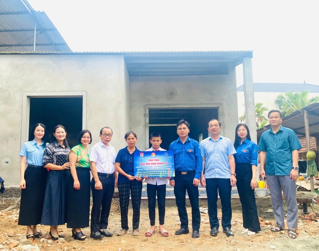 Thành Đoàn Hà Tĩnh trao tặng 3 ngôi nhà khăn quàng đỏ ảnh 3