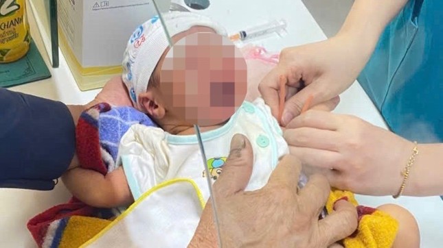 Đi thả lưới phát hiện bé gái sơ sinh bị bỏ rơi ảnh 1