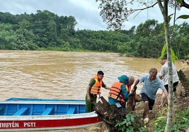 Giải cứu người đàn ông mắc kẹt trong lũ ảnh 1