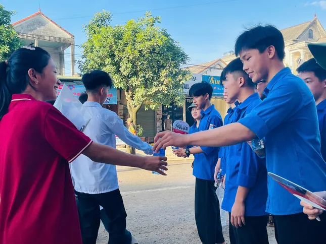 Hàng ngàn tình nguyện viên Đà Nẵng, Hà Tĩnh tiếp sức hỗ trợ thí sinh ảnh 9