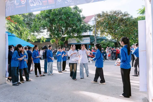 Hàng ngàn tình nguyện viên Đà Nẵng, Hà Tĩnh tiếp sức hỗ trợ thí sinh ảnh 10