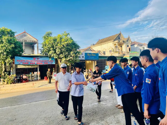 Hàng ngàn tình nguyện viên Đà Nẵng, Hà Tĩnh tiếp sức hỗ trợ thí sinh ảnh 8