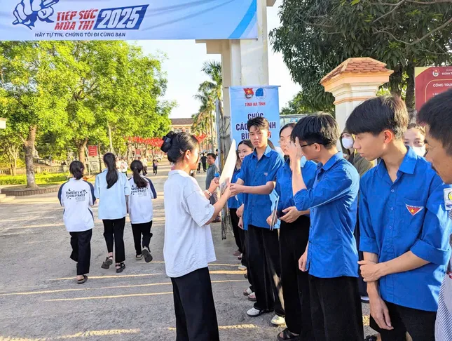 Hàng ngàn tình nguyện viên Đà Nẵng, Hà Tĩnh tiếp sức hỗ trợ thí sinh ảnh 6