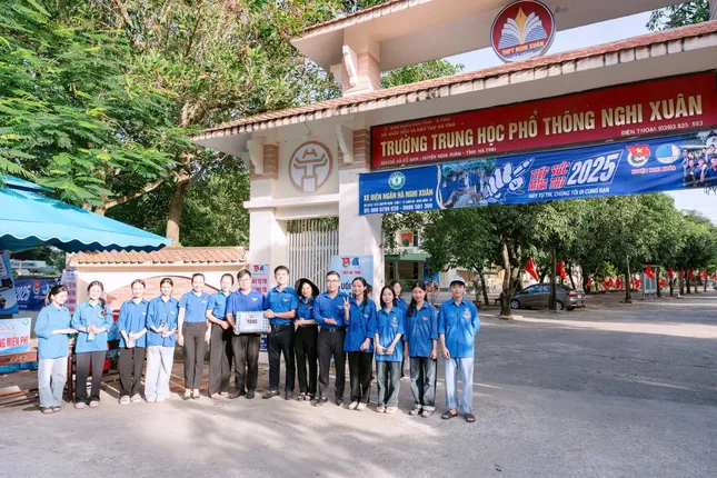 Hàng ngàn tình nguyện viên Đà Nẵng, Hà Tĩnh tiếp sức hỗ trợ thí sinh ảnh 5