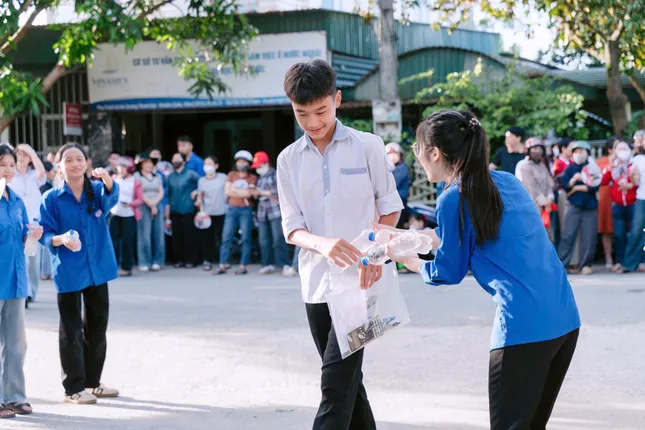 Hàng ngàn tình nguyện viên Đà Nẵng, Hà Tĩnh tiếp sức hỗ trợ thí sinh ảnh 11