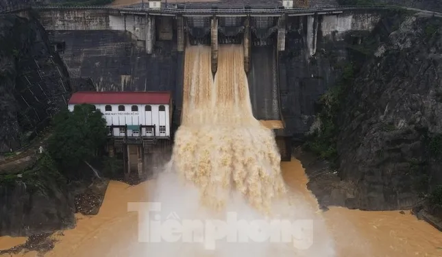 Mưa lớn, nhiều hồ chứa thủy điện Hà Tĩnh đồng loạt xả tràn ảnh 1