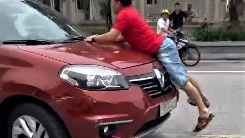 Xôn xao clip người đàn ông bám nắp capo trên chiếc xe đang chạy ảnh 1