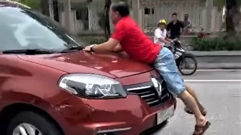 Công an làm việc với tài xế và người đàn ông bám vào capo ô tô chạy giữa phố ảnh 1