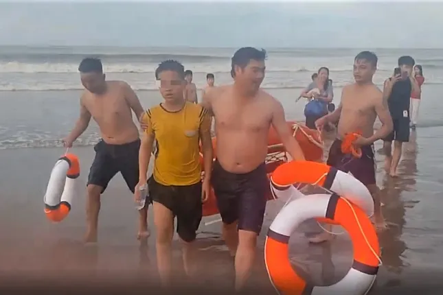 Trưởng công an xã cùng người dân lao mình giữa sóng dữ cứu nam sinh đuối nước ảnh 2