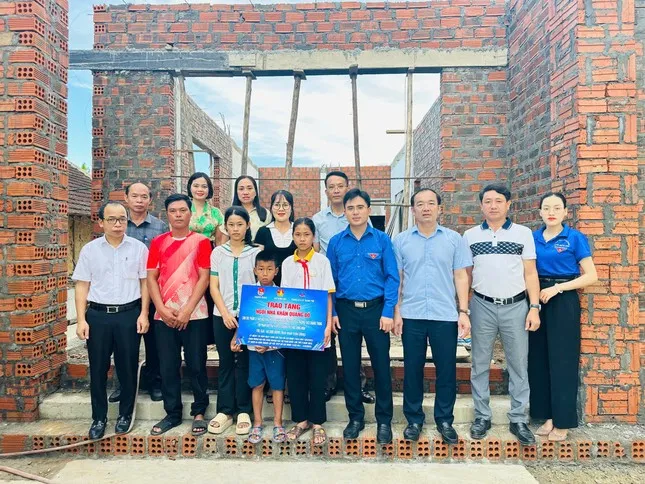 Ươm mầm yêu thương, nâng bước học sinh nghèo đến trường ảnh 2