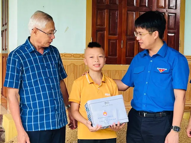 Ươm mầm yêu thương, nâng bước học sinh nghèo đến trường ảnh 3