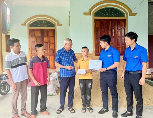 Ươm mầm yêu thương, nâng bước học sinh nghèo đến trường ảnh 1