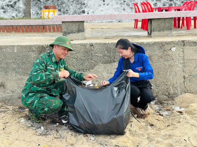 Tuổi trẻ Hà Tĩnh ra quân bảo vệ môi trường biển ảnh 3