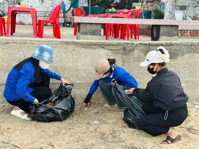 Tuổi trẻ Hà Tĩnh ra quân bảo vệ môi trường biển ảnh 7