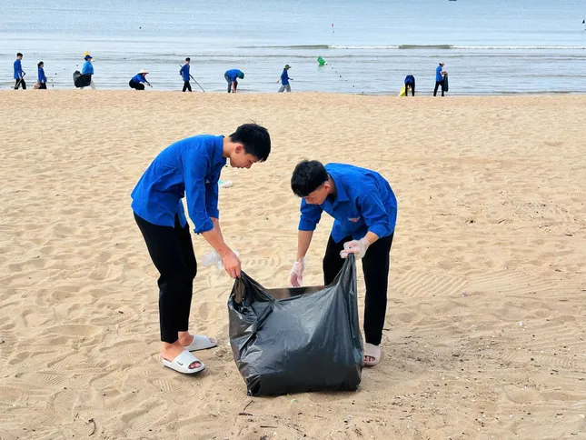 Tuổi trẻ Hà Tĩnh ra quân bảo vệ môi trường biển ảnh 2