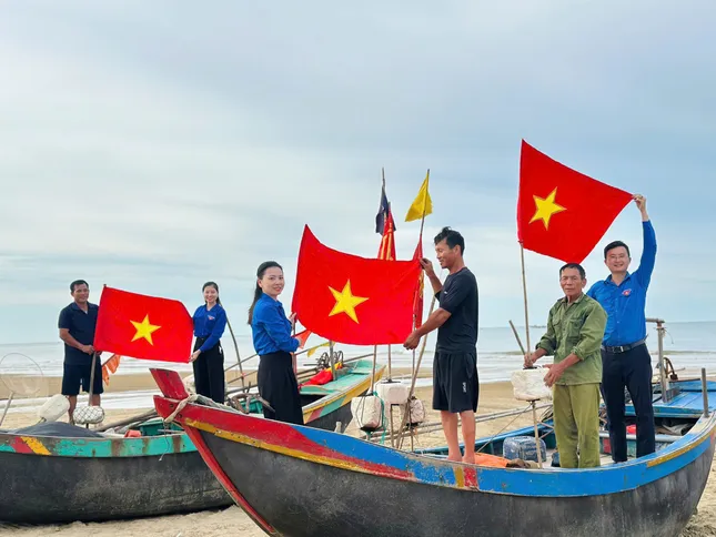 Tuổi trẻ Hà Tĩnh ra quân bảo vệ môi trường biển ảnh 6