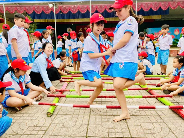 Cô giáo 'thắp lửa' phong trào Đội từ ngàn việc nhỏ ảnh 4
