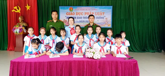 Cô giáo 'thắp lửa' phong trào Đội từ ngàn việc nhỏ ảnh 3