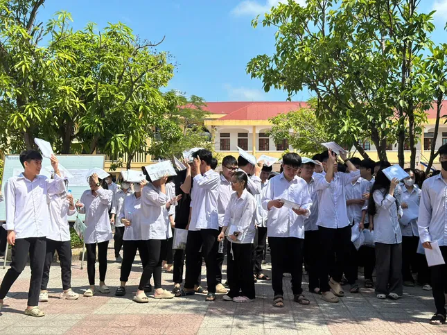 Thí sinh ngất xỉu giữa sân trường sau giờ thi Ngữ văn tại TP Hà Tĩnh ảnh 1