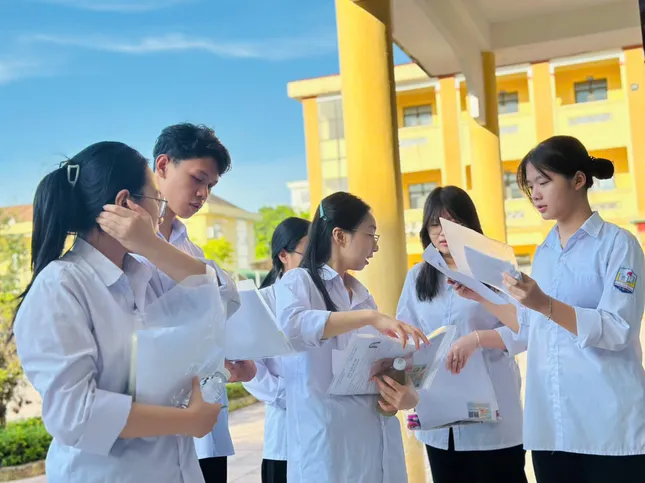 Sỹ tử hoàn thành bài Ngữ Văn, đề dễ thở, thí sinh phấn khởi ảnh 17