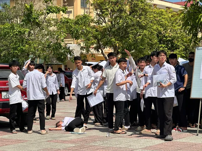 Thí sinh ngất xỉu giữa sân trường sau giờ thi Ngữ văn tại TP Hà Tĩnh ảnh 4