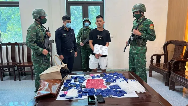 Bắt hai đối tượng xách lô ma tuý ‘khủng’ từ Lào về Việt Nam ảnh 1
