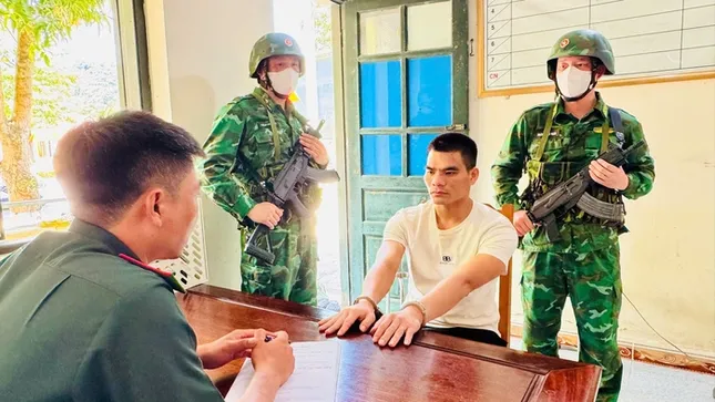Bắt hai đối tượng xách lô ma tuý ‘khủng’ từ Lào về Việt Nam ảnh 2