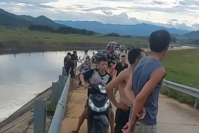 Hai anh em ruột đuối nước khi cứu nhau dưới kênh ảnh 1