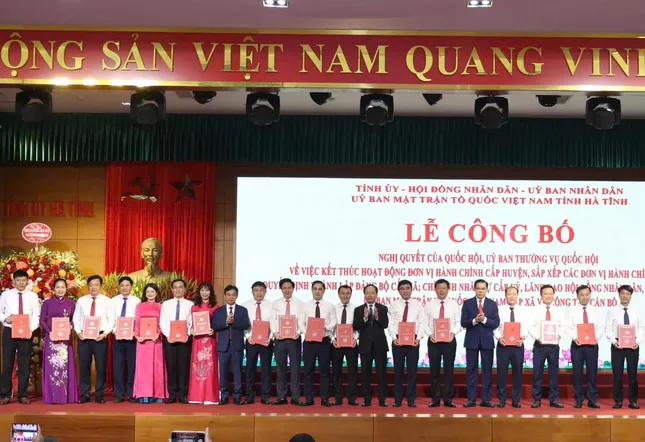 Danh sách bí thư và chủ tịch UBND 69 xã, phường mới ở Hà Tĩnh sau sắp xếp ảnh 1