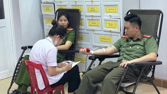 Cụ bà vượt qua nguy kịch nhờ 4 cán bộ công an hiến máu ảnh 1