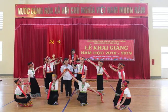 Trường miền núi Nghệ An tổ chức khai giảng sau thời gian dài chạy lũ ảnh 2