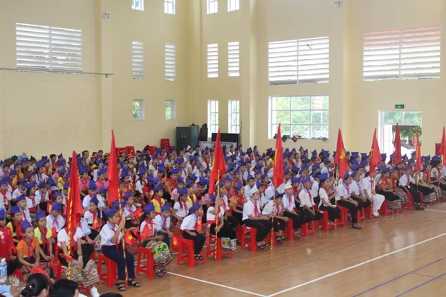 Trường miền núi Nghệ An tổ chức khai giảng sau thời gian dài chạy lũ ảnh 1