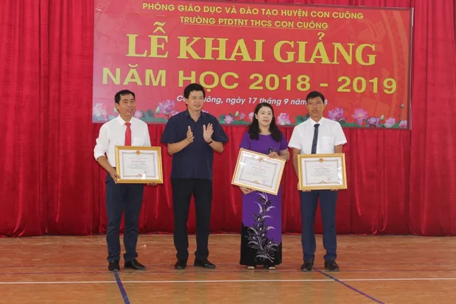 Trường miền núi Nghệ An tổ chức khai giảng sau thời gian dài chạy lũ ảnh 4