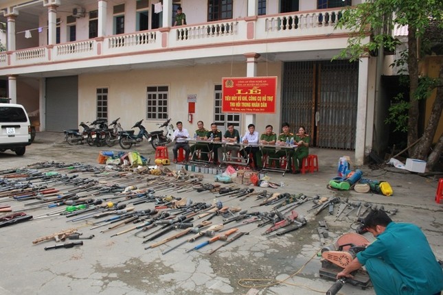 Tiêu hủy hàng trăm khẩu súng tự chế ảnh 2