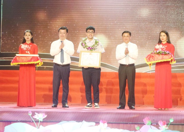Tuyên dương học sinh xuất sắc xứ Nghệ ảnh 1